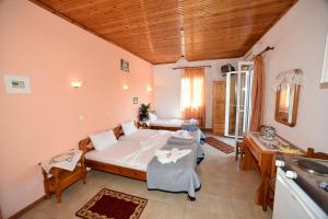 um quarto com uma cama e um lavatório num quarto em Annamaria Studios & Apartments em Petra