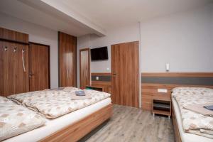 A bed or beds in a room at Hotel U koně