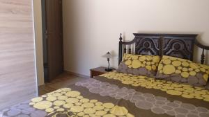 1 dormitorio con 1 cama grande con almohadas amarillas en Kiveri Cave Apartment U4, en Kiveri
