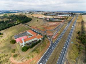 an aerial view of a road and a highway at Matiz Jaguariúna in Jaguariúna