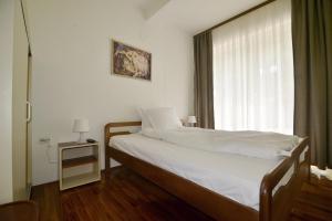 Postel nebo postele na pokoji v ubytování Hotel VilaGora Krushevo