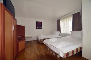 Postel nebo postele na pokoji v ubytování Hotel VilaGora Krushevo