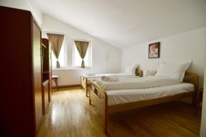 Postel nebo postele na pokoji v ubytování Hotel VilaGora Krushevo