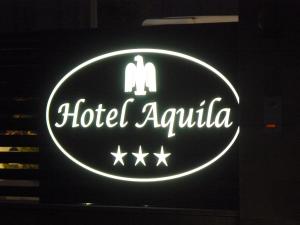 un letrero de neón que dice hotel avalita en un edificio en Hotel Aquila, en Orte
