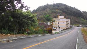 uma estrada vazia com uma casa no lado de uma colina em Hotel Panorama em Cabeçudas
