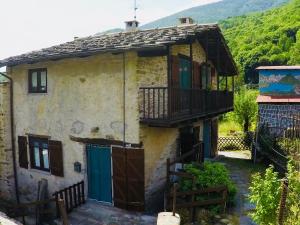 O vedere generală la munți sau o vedere la munte luată de la această casă de vacanță