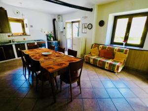 cocina con mesa, sillas y sofá en ViviMontagna Katherina en Perosa Argentina