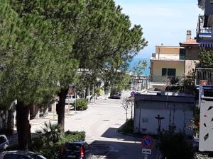 an empty street with trees and a building at Casa Luca in Silvi Marina