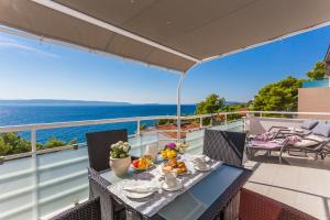 einen Tisch auf einem Balkon mit Meerblick in der Unterkunft Apartments Meri in Trogir