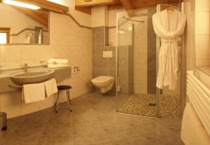 La salle de bains est pourvue d'une douche, d'un lavabo et de toilettes. dans l'établissement Kinderbauernhof Ierzerhof, à Arzl im Pitztal