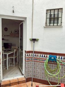 ein Haus mit einer Terrasse mit Gartenschlauch in der Unterkunft Estudio Inora in Granada