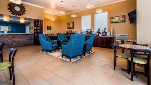 a restaurant with blue chairs and a bar at Best Western Paradise Inn in Nephi