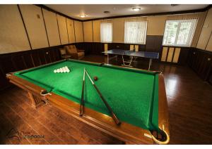 a pool table in the middle of a room at Pik Evropi in Tegenekli