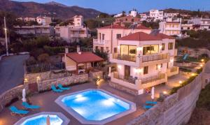 z góry widok na dom z basenem w obiekcie Kladissos Villa w mieście Agia Pelagia