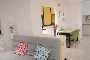 een woonkamer met een bank en een tafel bij Cozy Apartments - City Center in Iaşi