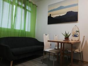 sala de estar con mesa y sofá en Apartamento la piedra viva 3 arinaga, en Arinaga