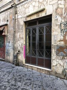 ナポリにあるAnnarè Home Holidayの落書きが施された建物への扉