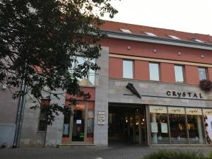 una tienda frente a un edificio con una tienda en Centrum - A. Apartman, en Pécs