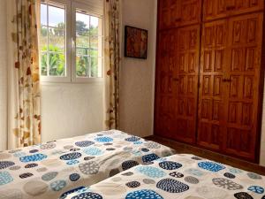 a bedroom with a bed and a window at Casita Vista Valle 35 in El Paso