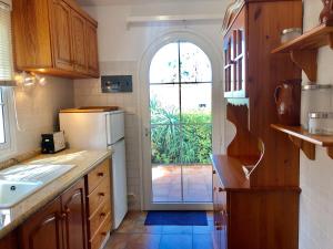 a kitchen with a door leading to a patio at Casita Vista Valle 35 in El Paso