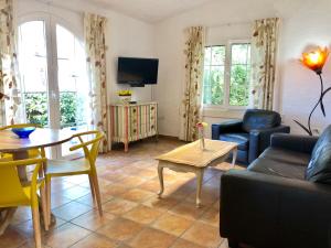 a living room with a couch and a table at Casita Vista Valle 35 in El Paso