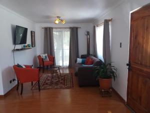 sala de estar con sofá, mesa y sillas en Apartamento La Calera en La Calera