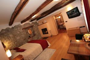 ein Schlafzimmer mit einer Steinmauer und einem Bett in der Unterkunft Domačija Linč in Rodik