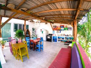 Casa Daikiri في بويرتو إسكونديدو: مطبخ وغرفة طعام مع طاولة وكراسي