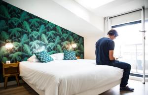 セットにあるGeorges Hostel & Caféの窓際に座る男