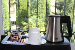Utensilios para hacer té y café en Salamanca Suites Libertad