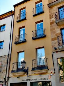 Budova, v ktorej sa apartmánový hotel nachádza + 33 fotografií
