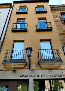 Edificio en el que se encuentra el apartahotel