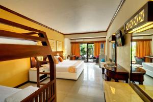 Postel nebo postele na pokoji v ubytování Bali Garden Beach Resort