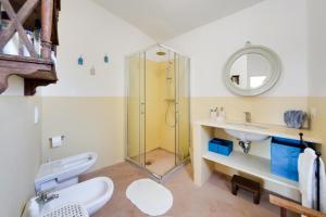 サルヴェにあるVilla Pietralunaのバスルーム(ガラス張りのシャワー、シンク付)