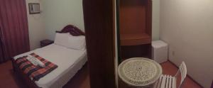 a small room with a small bed and a bathroom at Hotel & Restaurante Paraíso Ponte Nova - Próximo a Faculdade Dinâmica in Ponte Nova