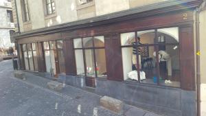 une façade de magasin avec fenêtres donnant sur une rue de la ville dans l'établissement Boël 3 studio, à Genève