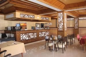 Un restaurante u otro lugar para comer en Hôtel Sable d'Or