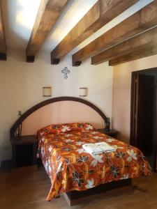een slaapkamer met een bed in een kamer met houten plafonds bij Hotel Barroco in Puebla