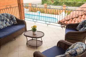 a patio with wicker chairs and a table on a balcony at Elite Hotel in Florianópolis