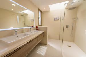 A bathroom at Villa Brisa Golf Salinas