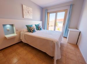 A bed or beds in a room at Villa Brisa Golf Salinas