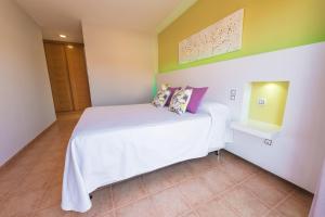 A bed or beds in a room at Villa Brisa Golf Salinas