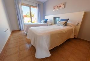 A bed or beds in a room at Villa Brisa Golf Salinas