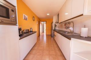 A kitchen or kitchenette at Villa Brisa Golf Salinas