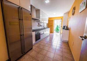 A kitchen or kitchenette at Villa Brisa Golf Salinas
