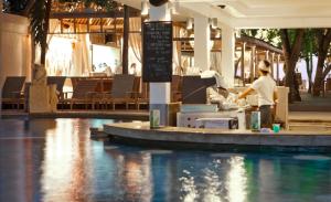 Bazén v ubytování Bali Garden Beach Resort nebo v jeho okolí