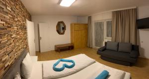 Enns Sleep Gasthaus Backhendlstation房間的床