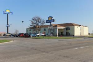 una calle vacía frente a una gasolinera en Days Inn by Wyndham Walcott Davenport en Walcott