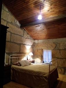 Кровать или кровати в номере Casa do Forno da Aldeia - Serra da Estrela