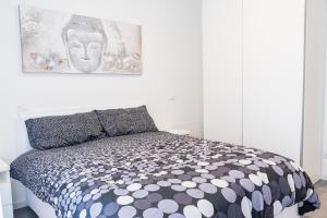 1 dormitorio con edredón blanco y negro en una cama en Beautiful flat fully furnished in P.ta Romana, en Milán